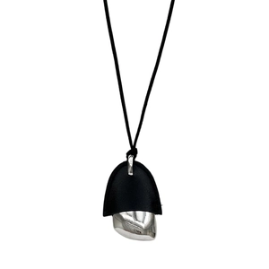 Minimalistische lange Pulloverkette mit schwarzem Leder und abstraktem Silber-Metallanhänger