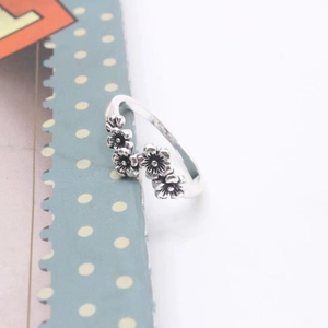 Vintage silver flower ring with five-petal daisy clusters and antique finish