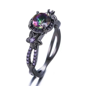 Gotischer schwarzer Ring mit buntem Mystik-Stein und violetten Sternen in Cut-out-Optik