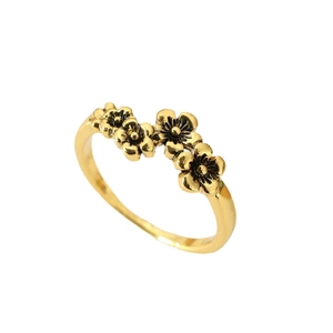 Vintage Goldring mit fünf detaillierten Blüten und antikem Finish auf weißem Hintergrund