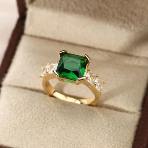 Vierkante smaragdgroene zirkoon ring in verguld S925 zilver met witte zij-diamanten