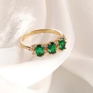 Bague élégante en argent S925 doré avec trois zircons verts ovales et détails blancs