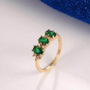 Bague Élégante en Cuivre Plaqué Or avec Zircone Verte Ovale Bijoux Rétro Luxueux avec Pierre Gemme pour Femme Mariage Fête