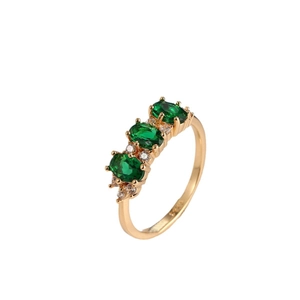 Détails de la bague en argent S925 avec trois zircons verts et de petits diamants
