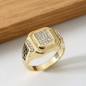 Goldener Herrenring in Quadratform mit Kristallen und geometrischen Mustern auf Holz