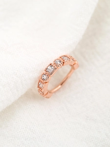 Dettaglio dell'anello da naso oro rosa con zirconi quadrati e tondi alternati