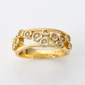 Elegante anello in argento S925 placcato oro con struttura a doppio strato e zirconi