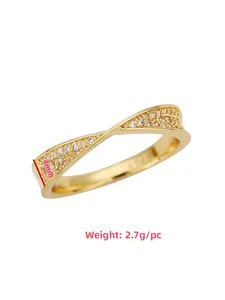 Macro shot of 18k gold plated S925 silver twist ring with crystals weighing 2.7g