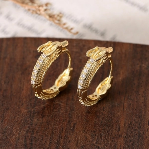 Goldene Drachen-Ohrringe mit Mikro-Diamanten im traditionellen chinesischen Tierkreis-Stil