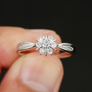 Elegante anillo de plata con diseño de flores y cristales brillantes finos