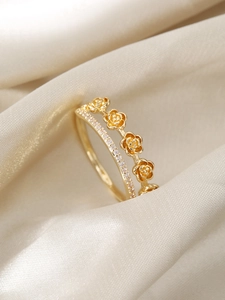 Detailansicht goldener zweilagiger Ring mit Rosenmotiven und weißen Zirkonia-Verzierungen