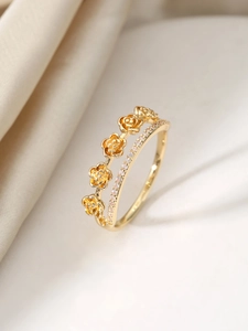 Detailansicht eines zweilagigen Goldrings mit kleinen Rosen und Zirkonia-Mikropavé-Besatz