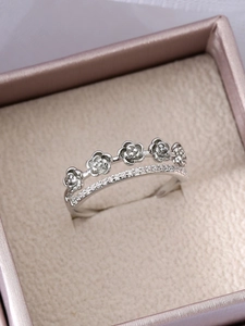 Detaillierte Nahaufnahme des zweischichtigen Rosenrings mit weißer Zirkonia-Pflasterung