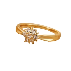 Elegante anillo de flor dorado con diamantes blancos brillantes en diseño de lujo