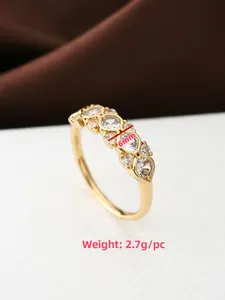 Detailansicht des 6 mm breiten Goldrings mit Zirkonsteinen und Wellendesign