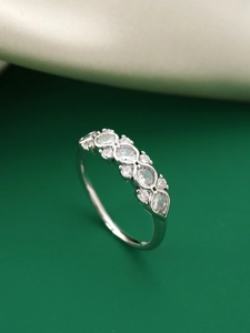 Nahaufnahme des Silberrings mit runden und marquiseförmigen Zirkoniasteinen im Pavé-Stil