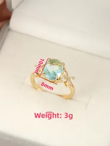 Dettaglio dell'anello con gemma ovale verde menta 10x8mm e accenti in zirconia