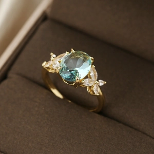 Elegante Anello in Rame Placcato Oro Zirconia Blu Cielo Ovale Con Pietre Laterali a Farfalla Gioielli Vintage da Donna