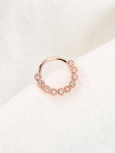 Dettaglio ravvicinato di anello da naso in oro rosa con zirconi bianchi e bordo a microsfere