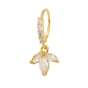 Eleganter goldener Piercing-Reif mit weißen Zirkonia-Anhängern auf weißem Hintergrund
