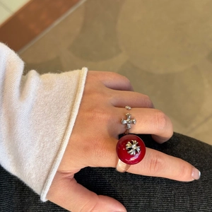 Detailaufnahme des trendigen roten Kugelrings mit Silberkreuz und passendem Kreuzring