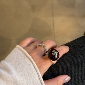 Ensemble vintage avec bague fleurie en argent et grosse bague boule brun-rouge