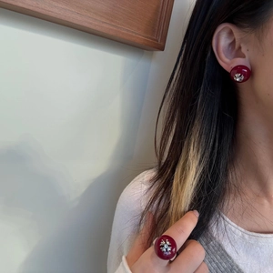 Detailansicht der dunkelroten Emaille-Ohrringe und Ring mit Vintage-Silberkreuzen im Detail
