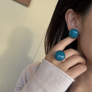Minimalistisches blaues Kugel-Schmuckset mit poliertem Ring und passenden Ohrsteckern