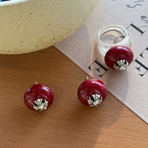 Schmuckset mit roten Kugelohrringen und transparentem Acrylring im Planeten-Design