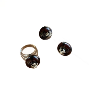 Dreiteiliges Schmuckset mit dunklen Marmorperlen und silbernen Blumenkreuz-Inlays