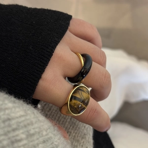 Vintage gouden ringen set met ovale tijgeroog steen en zwarte hars band om de hand