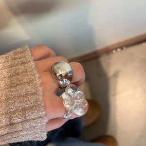 Set aus poliertem silbernem Metallkugelring und transparentem Blasenharzring für Damen