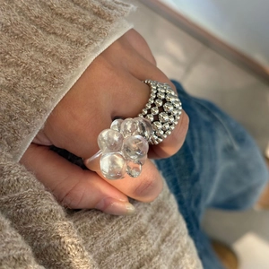 Modernes Set aus silbernem Perlenring und klarem Harzring für einen modischen Stil