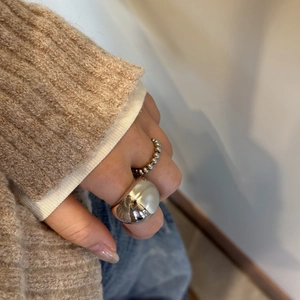 Poliertes silbernes Dome-Ring-Set und Perlenring am Modell mit schickem Herbstoutfit