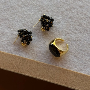 Detail van vintage sieradenset met obsidiaan oorbellen en een verstelbare ring