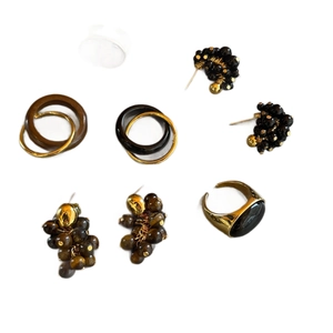 Vintage oorbellen met tijgeroog en obsidiaan en gouden ovale ring in boho stijl