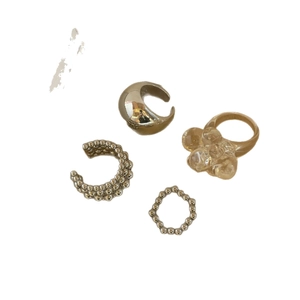 Vintage-Schmuckset mit bernsteinfarbenem Harzring und gold-silbernen Ear Cuffs