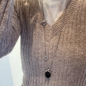Collana lunga occhio di tigre Maillard con chiusura a T argento su maglione beige