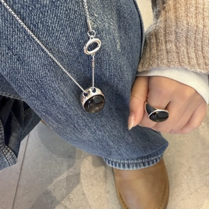 Dettaglio del set collana e anello con occhio di tigre su catena d'argento minimalista