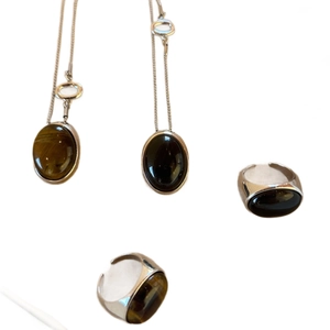 Collana con ciondolo lungo in pietra occhio di tigre e anello regolabile in stile argento