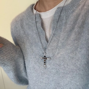 Vintage ketting met tijgeroog kruisvormige hanger en bloemenreliëf op een zilveren ketting