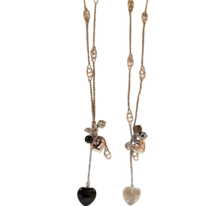 Sautoir élégant avec pendentifs en forme de cœur doré et perles en pierre mouchetées