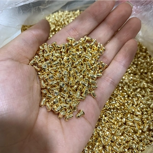 Primer plano de cierres de pendientes dorados a granel para la creación de joyería DIY