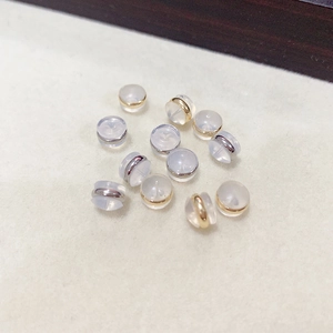 Vista macro de cierres de silicona para pendientes con anillos metálicos dorados y plateados