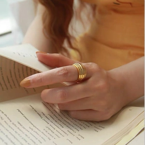 Vintage style ribbed golden titanium steel ring with shell design for elegant women
