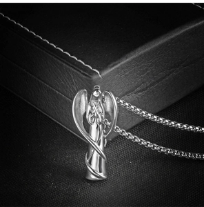 Vue détaillée du collier pendentif ange avec chaîne box sur support en cuir noir élégant