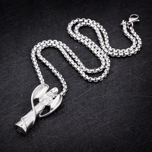 Détail macro du pendentif urne funéraire en acier inoxydable avec ailes d'ange pour parfum