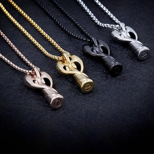 Vue détaillée de quatre pendentifs ailes torsadées en or, or rose, noir et argenté