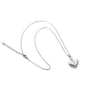 Pendaglio a cuore per ceneri con croce e cristalli su una catena d'argento