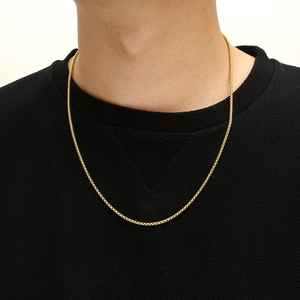 Collier minimaliste en acier inoxydable doré pour hommes et femmes sur modèle